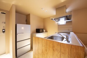 Fridge, microwave, stovetop, cookware/dishes/utensils - 6th floor Arimatsu transcription  Memory_of_Shape - Arimatsu Transcription  Memory of Shapes / Nagoya Aichi (Nagoya)