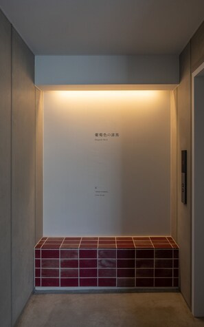 Interior - 3rd floor grapecolored jet black Burgundy Blac - Burgundy Black / Nagoya Aichi (Nagoya)