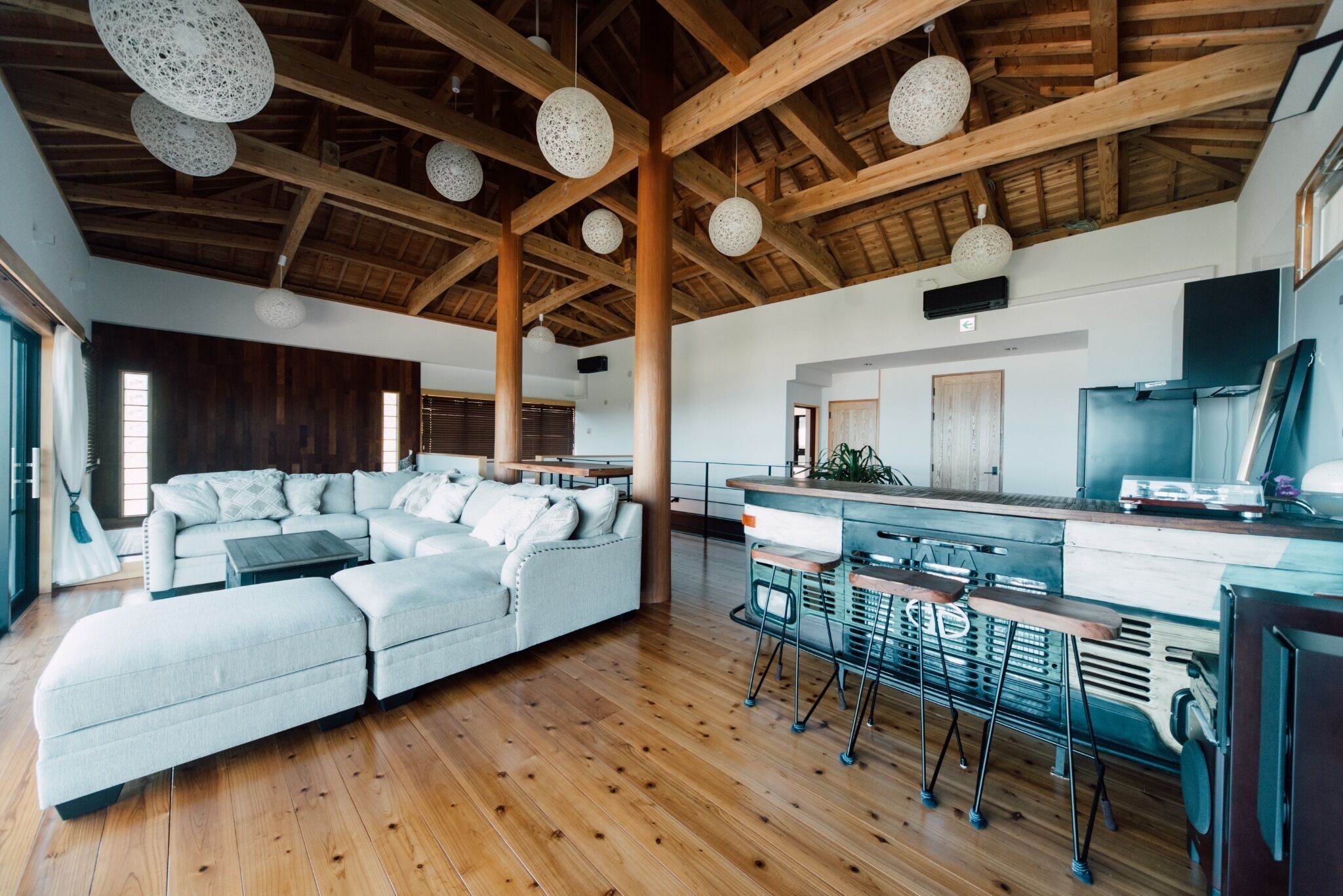 Réfrigérateur, micro-ondes, plaque de cuisson