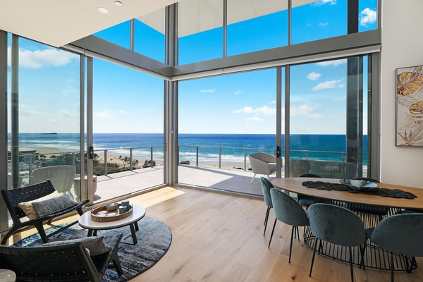 Penthouse, 4 Bedrooms | Ruang tamu | 42 inci televisyen dengan digital