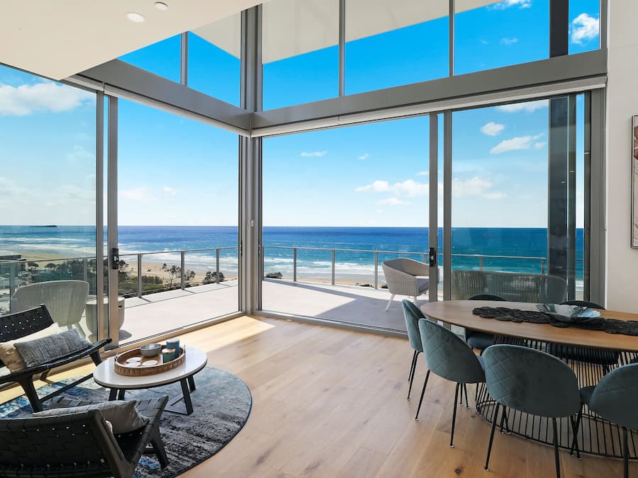 Ático, 4 habitaciones | Zona de estar | Televisión de 42 pulgadas con canales digitales