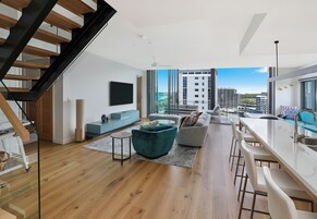 顶层房, 3 间卧室, 海洋景观 | 起居区 | 42-英寸电视（配备数码频道）