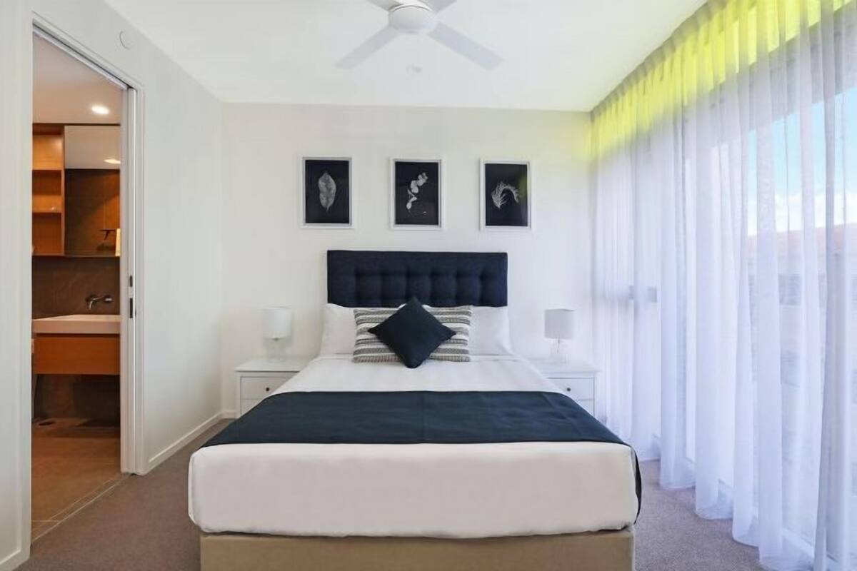 Cortinas blackout, tabla de planchar con plancha, cunas y wifi gratis 