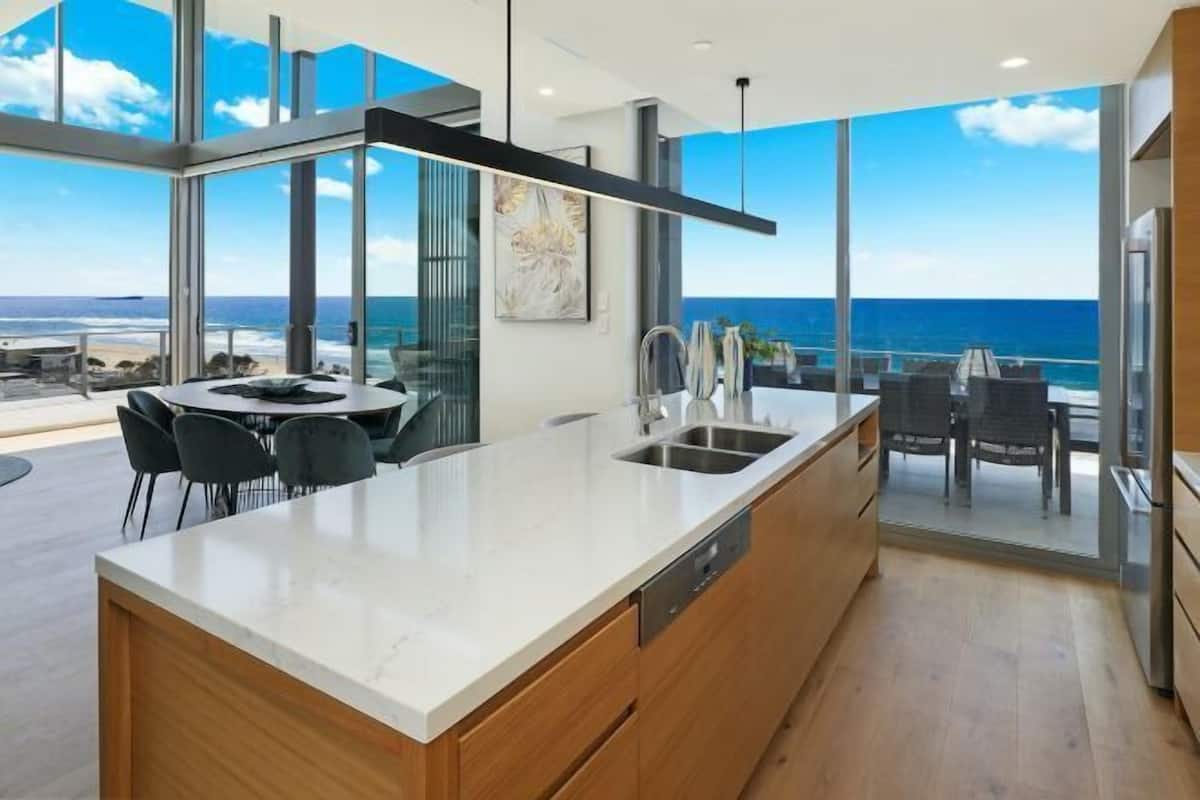 Private kitchen | Full-sized fridge, microwave, oven, stovetop
