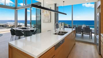 Penthouse, 4 chambres | Cuisine privée | Grand réfrigérateur, micro-ondes, four, plaque de cuisson