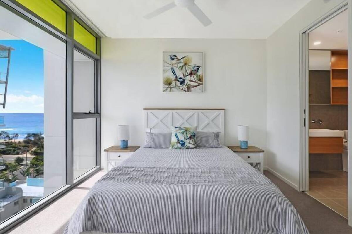 Cortinas blackout, tabla de planchar con plancha, cunas y wifi gratis 