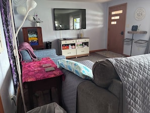 Room - Cozy 2 bedroom bungalow near Cedar Lake (Nashua)