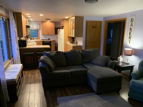 Cozy 2 bedroom bungalow near Cedar Lake