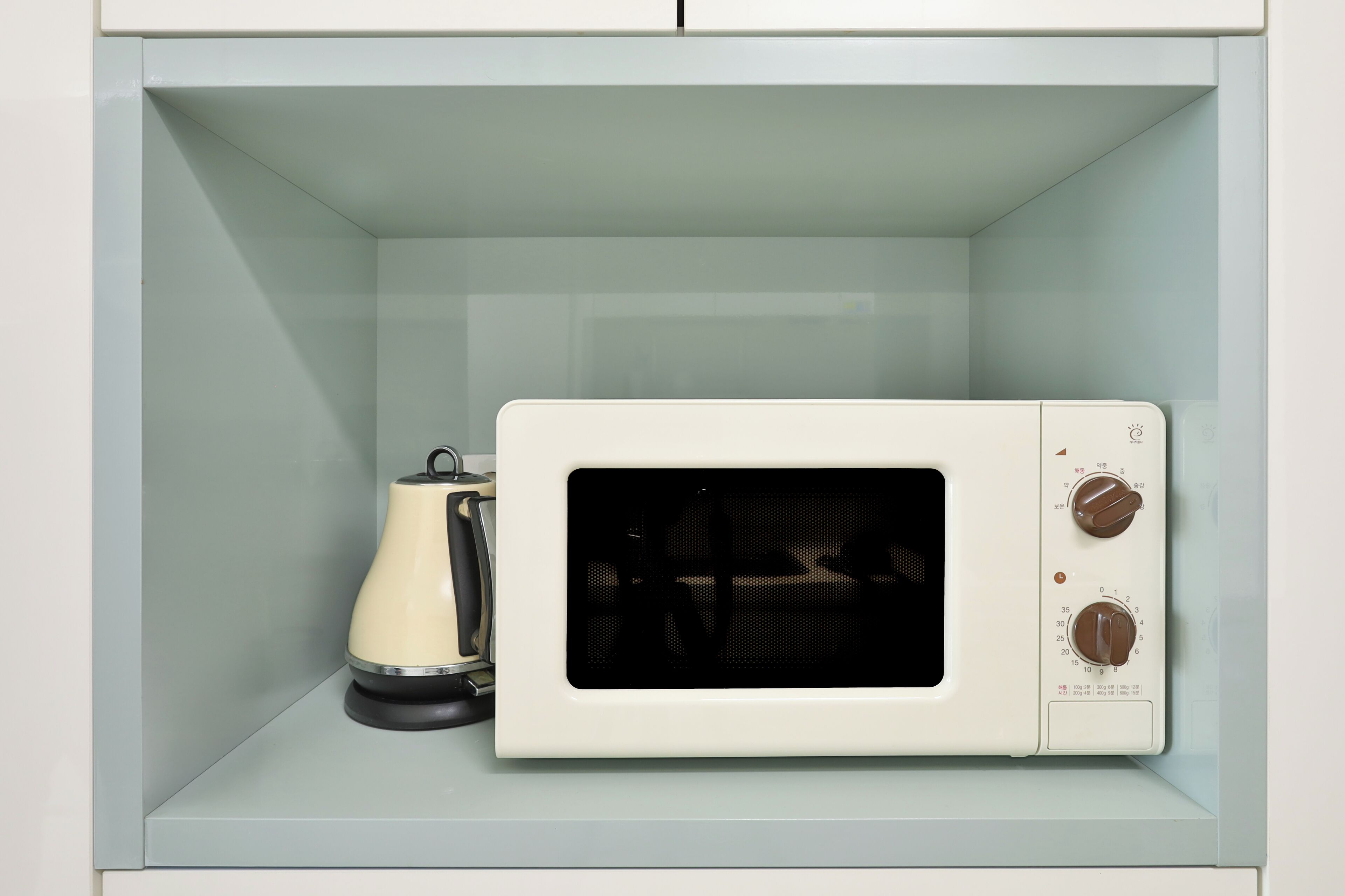 Un four à micro-ondes dans un placard de cuisine.