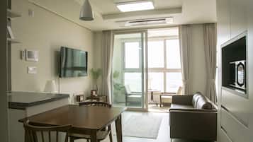 Suíte estúdio | Área de estar | TV de tela plana 50 polegadas com canais a cabo, TV