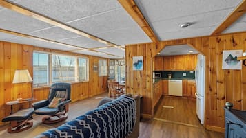 Smart TV, chimenea, libros y estéreo