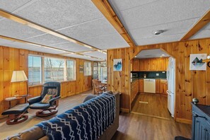 TV connectée, cheminée, livres, chaîne hi-fi