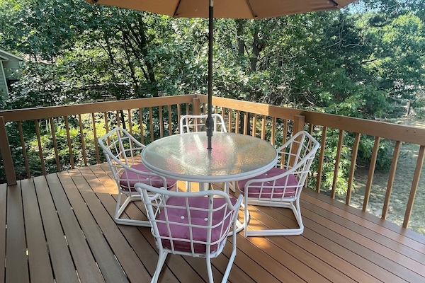 Welcome to Blue Star Bungalow ~ Large Back Deck to Enjoy your Morning Java