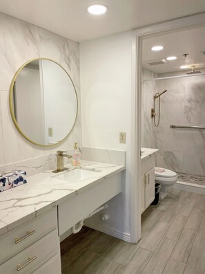 Ensemble douche/baignoire, sèche-cheveux, bidet, serviettes fournies