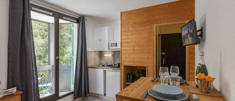 Kühlschrank, Mikrowelle, Herdplatte, Wasserkocher mit Kaffee-/Teezubehör