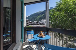 Outdoor dining - Chamonix Sud - Balme 102, Chamonix, France (Chamonix)