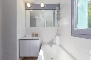 Combined shower/tub, hair dryer, towels