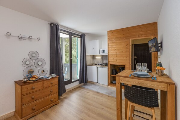 Een koelkast, een microgolfoven, een kookplaat