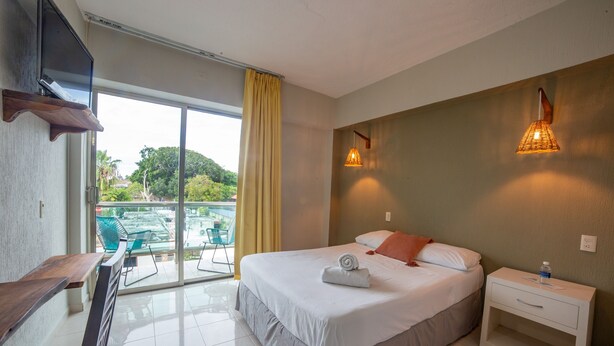 City Room | Laptop workspace, blackout drapes, iron/ironing board (on request) - Caribe Princess Chetumal (Chetumal)