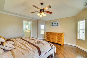 3 bedrooms, iron/ironing board, Internet, bed sheets - Paddle, Bike & Relax! Canal-Front Cape Coral Home (Cape Coral)