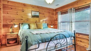 3 bedrooms, desk, iron/ironing board, WiFi