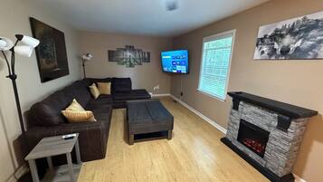 Een smart-tv en een stereo