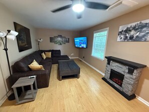 Een smart-tv en een stereo