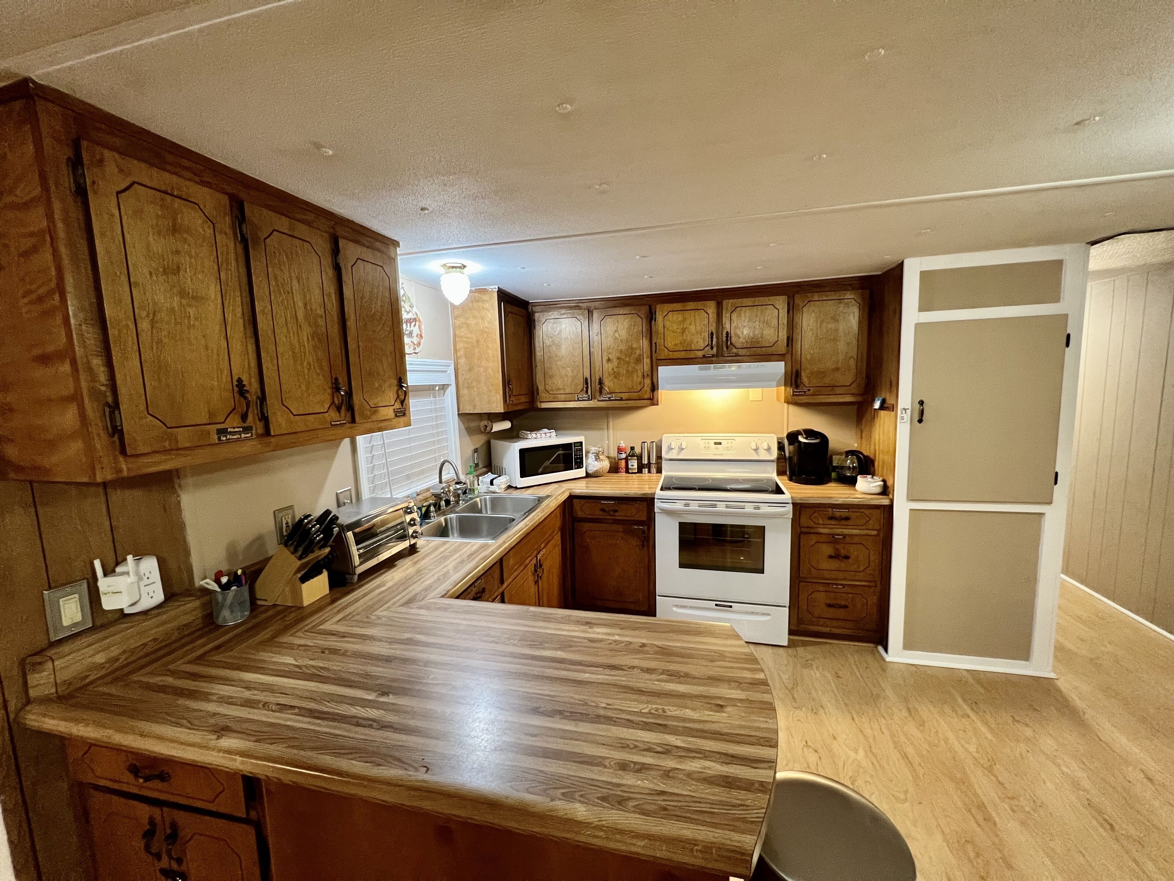 冷蔵庫、電子レンジ、オーブン、コンロ