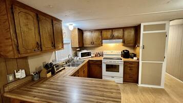 Een koelkast, een magnetron, een oven, een kookplaat