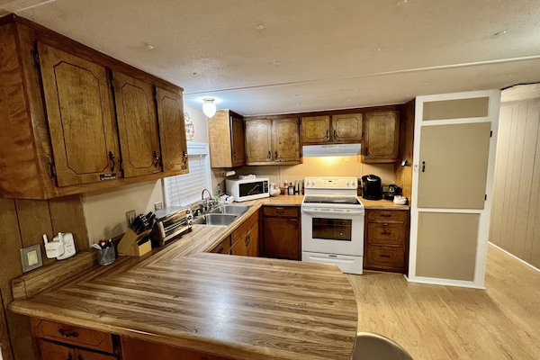 Een koelkast, een microgolfoven, een oven, een kookplaat