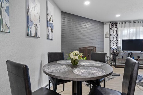 Beautiful remodeled 2 bedroom, walking distance from Downtown with AC