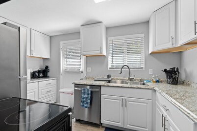 Beautiful remodeled 2 bedroom, walking distance from Downtown with AC