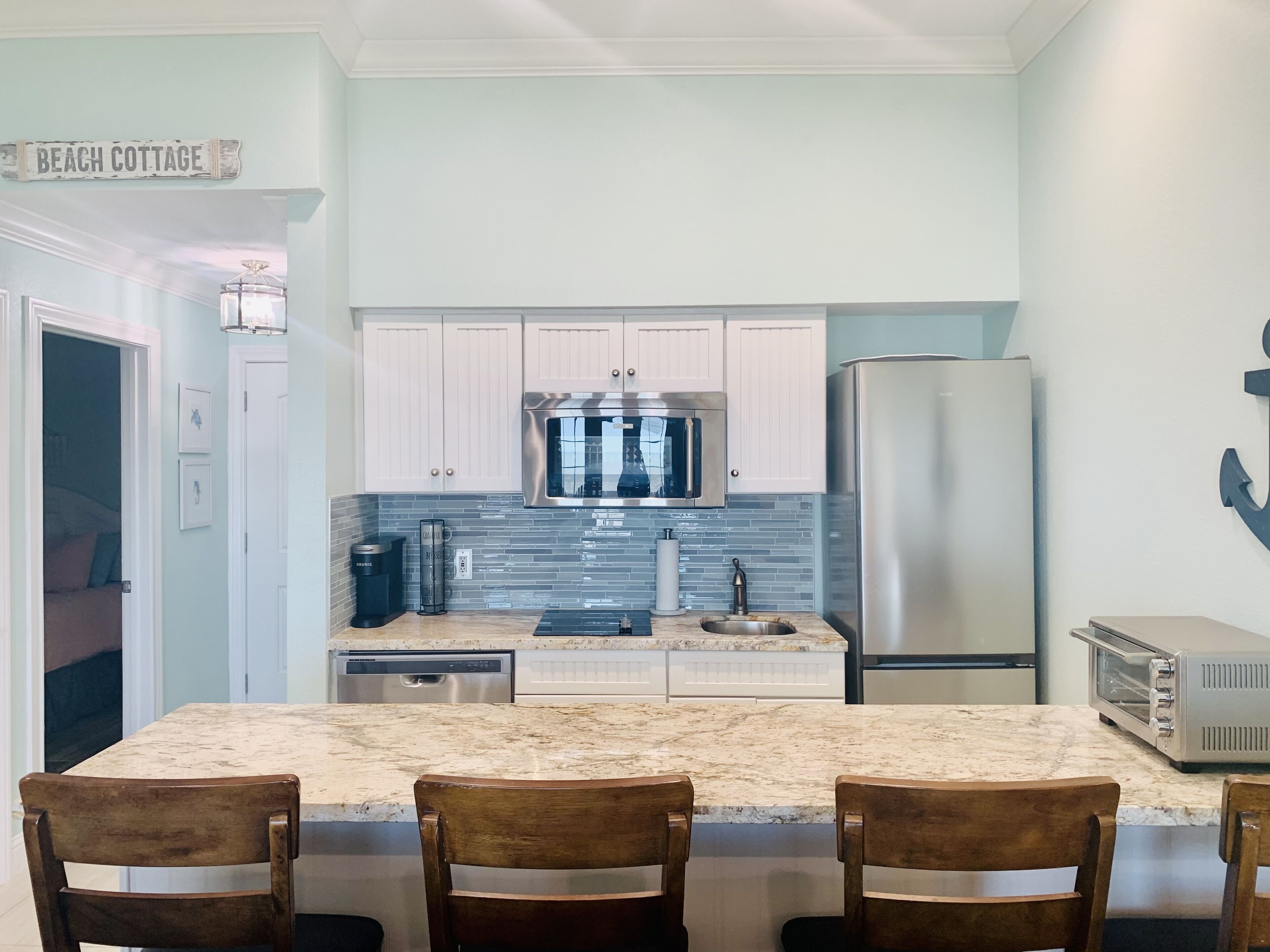 Kjøleskap, mikrobølgeovn, kokeplater og oppvaskmaskin