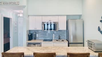 Kjøleskap, mikrobølgeovn, kokeplater og oppvaskmaskin