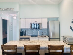 Kjøleskap, mikrobølgeovn, kokeplater og oppvaskmaskin