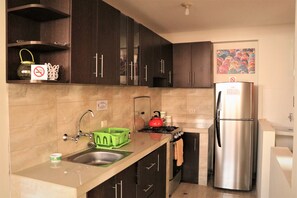 Ofen, Wasserkocher, Kochgeschirr/Geschirr/Besteck, Esstisch