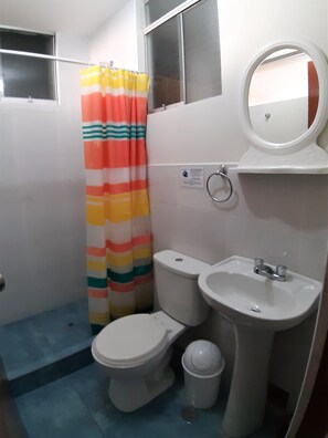 Dusche, Handtücher, Seife, Toilettenpapier