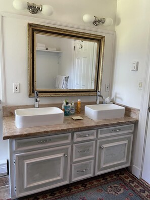 Maison familiale | Salle de bain | Séchoir à cheveux, serviettes fournies, savon, shampooing