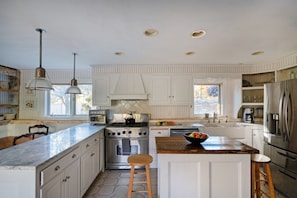 Maison familiale | Literie de qualité, décor unique, ameublement unique, bureau