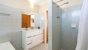 Shower - 19 Lakeview Drive Narooma (Narooma)