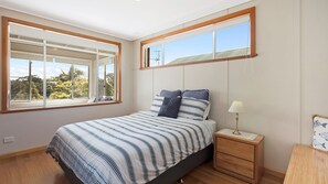 5 bedrooms - 19 Lakeview Drive Narooma (Narooma)