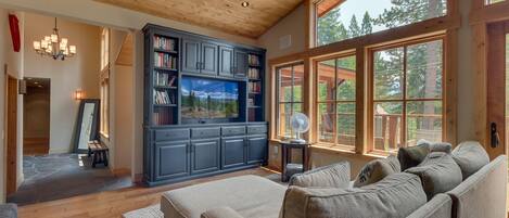 Televisor de pantalla plana, llar de foc i futbolí