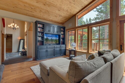 Summit Solitude at Palisade Tahoe - Charming  5BR+ w/ Foosball & Shuffleboard Table & Pet Friendly