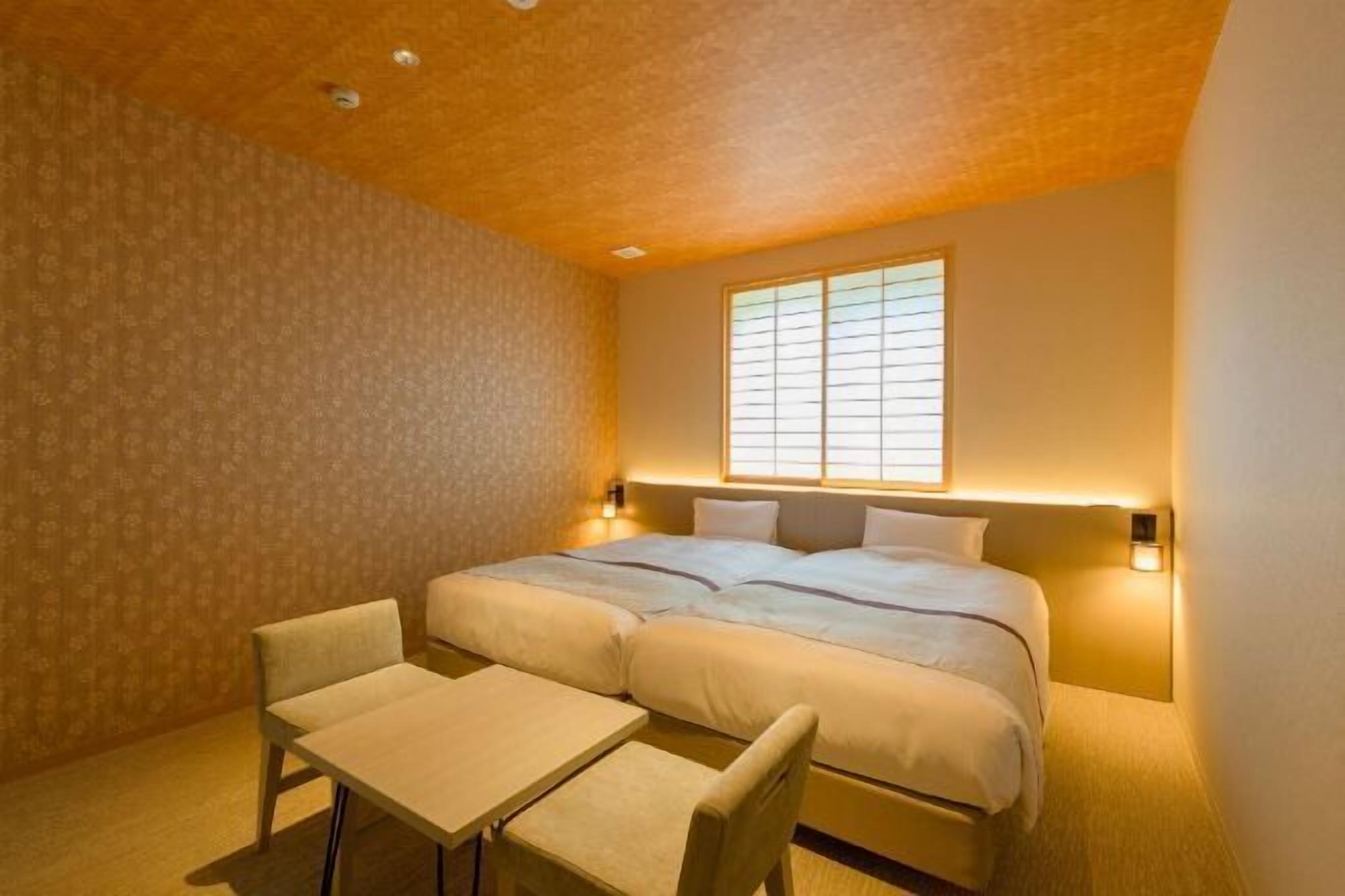 Tabla de planchar con plancha, wifi gratis y ropa de cama 