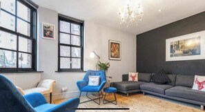 Smart TV, chimenea, oficina y impresora 