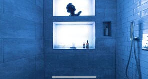 Shower, hair dryer, towels, soap - Tower Bridge Butlers Wharf Shad Thames Aircon Pied teerBalconyGardenViewsParking (London)