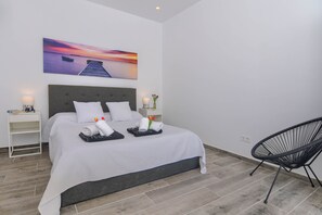 5 bedrooms, iron/ironing board, WiFi, bed sheets