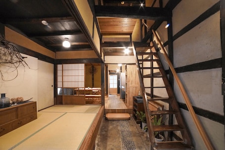Interior. An old folk house in the back alley of a hot sprin / Oda Shimane