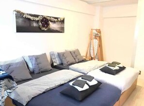 1 slaapkamer, een bureau, een strijkplank/strijkijzer, beddengoed