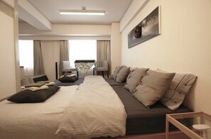 1 多间卧室、办公桌、熨斗/熨衣板、床单